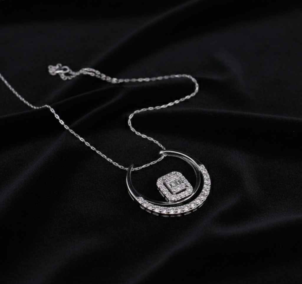 Diamond Pendant Necklace in White Gold – VS–SI Clarity