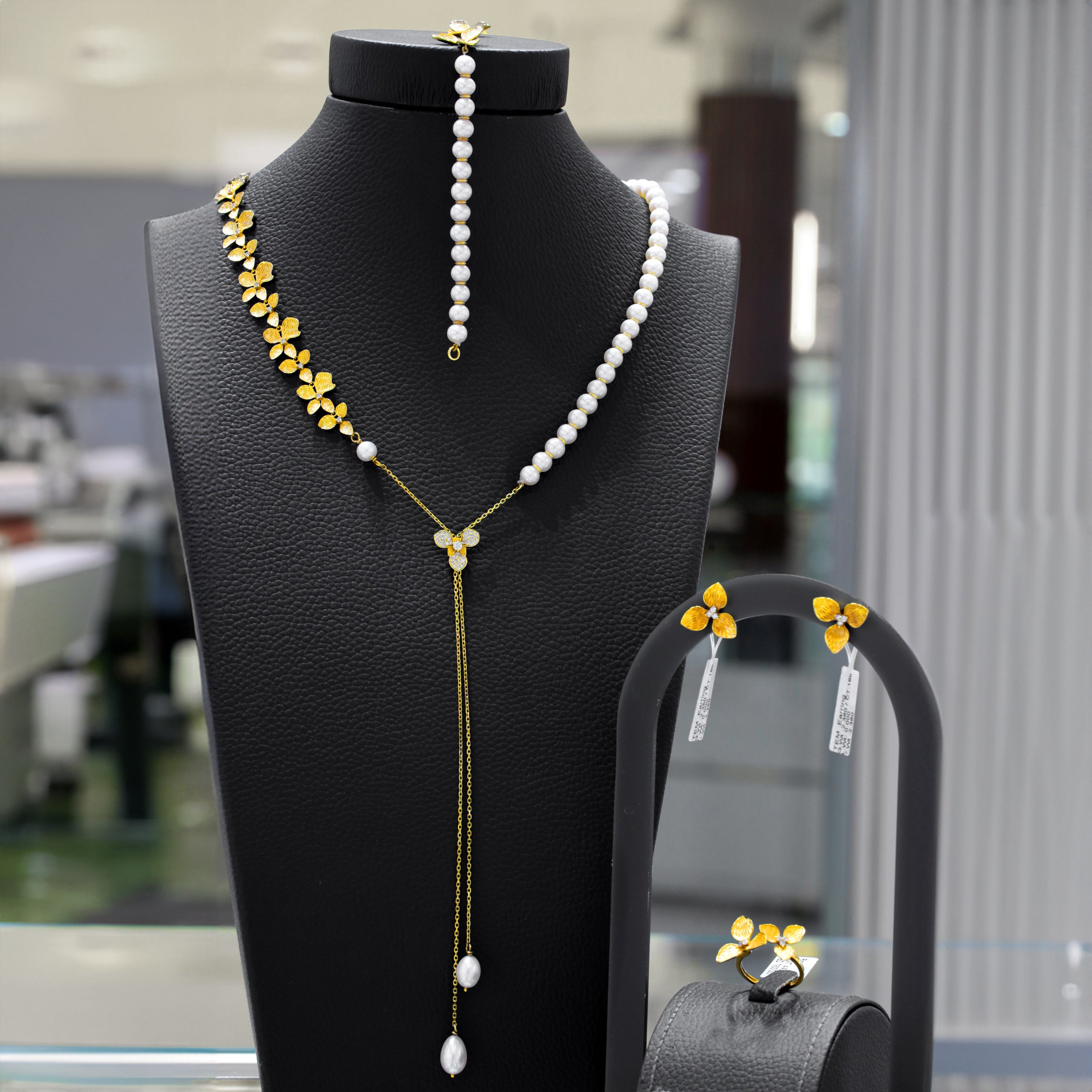 Gold And Diamond Necklace Set By Saleh Sallom