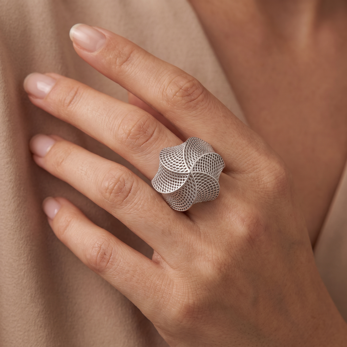Sculptural Four-Petal Mesh Statement Ring in 925 Silver